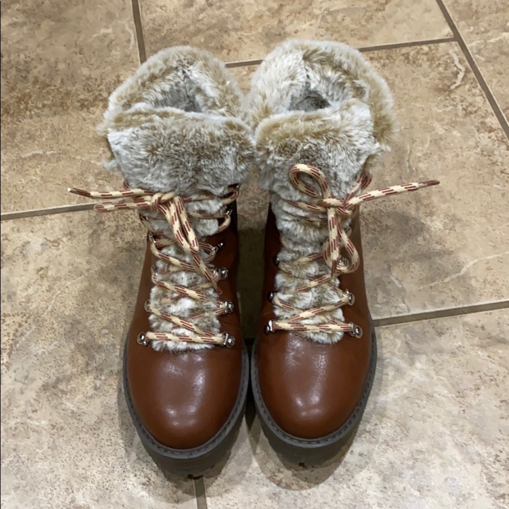 Boots with fur size 7.5